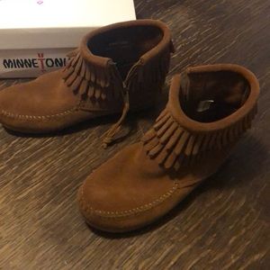 Minnetonka kids size 1 boots